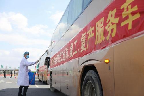 安徽：“點(diǎn)對(duì)點(diǎn)”包車?yán)塾?jì)運(yùn)送3.2萬(wàn)余人次返崗