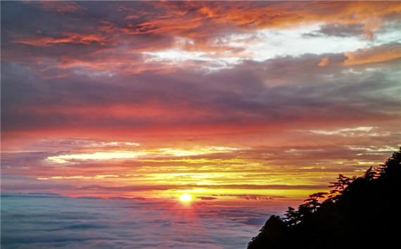 黃山：雨后晚霞照云海