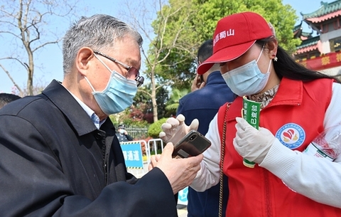 【網(wǎng)絡中國節(jié)·清明】祭掃防疫兩不誤 志愿服務有溫度