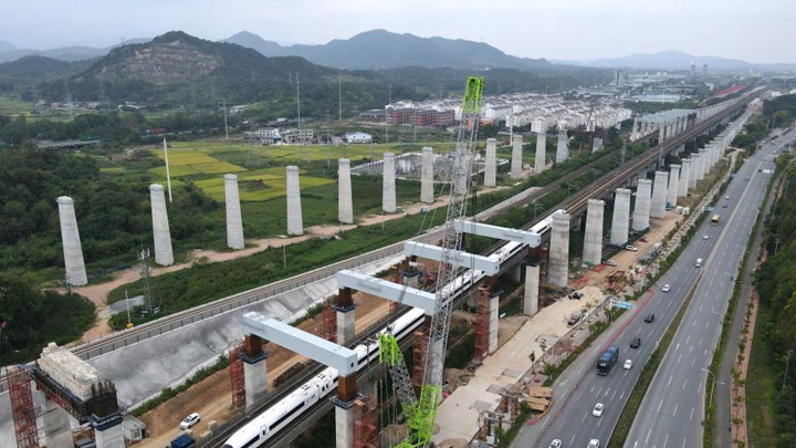 池黃鐵路跨寧安高鐵鋼蓋梁吊裝完成