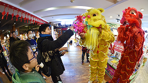 新春走基層：燈謎添趣 醒獅送福